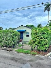 Building Photo - 920 NW 22nd Ct