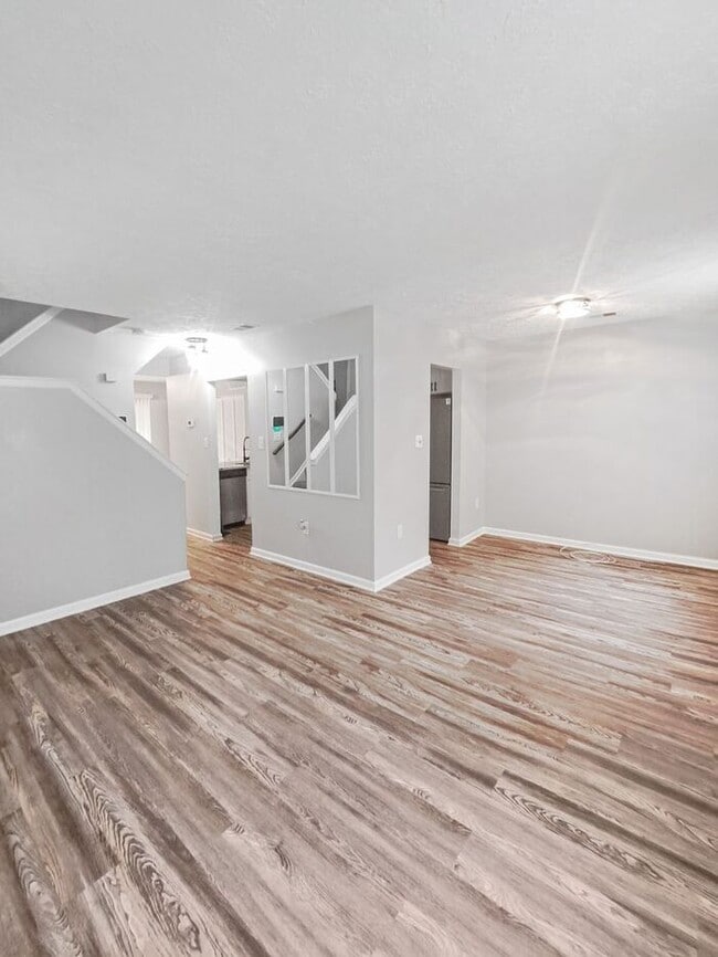 Foto del edificio - Gorgeous End Unit 2-Level Townhome in Wald...
