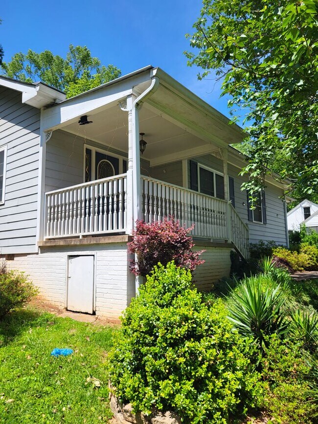 Building Photo - Five Points home near Memorial Park