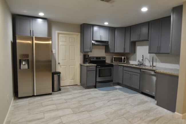 Foto del edificio - 715 E 43rd St