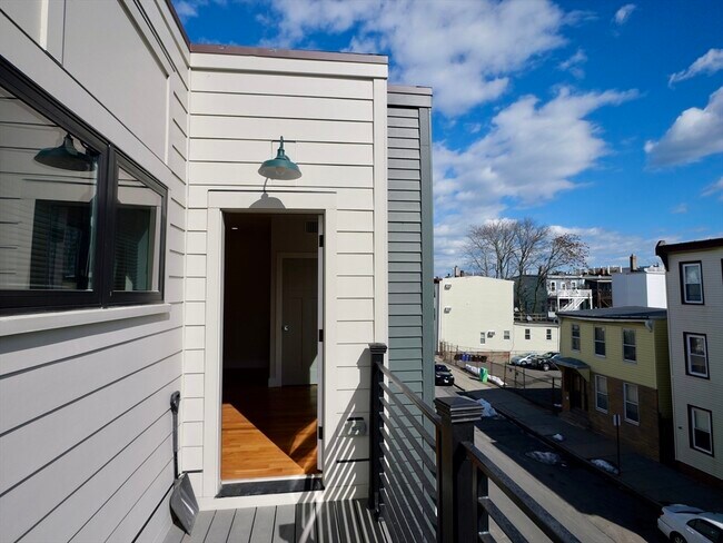 Building Photo - 182 Bennington St