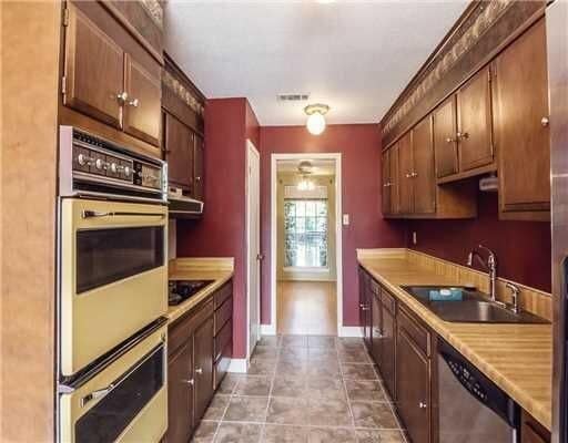 Foto del edificio - OCEAN SPRINGS - BEAUTIFUL HOME WITH POOL. AND SPACE FOR ENTERTAINING!