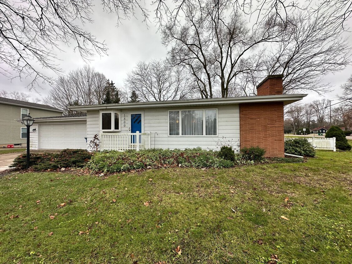 Foto principal - Three Bedroom Two Bath House