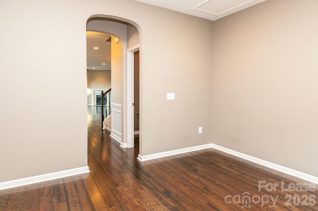 Building Photo - 5818 Glenmore Garden Dr