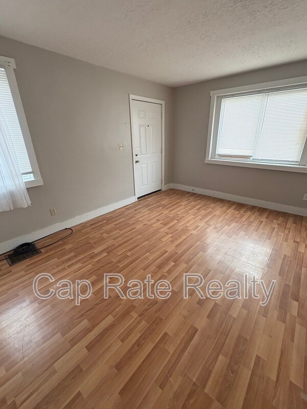 Foto del edificio - 1042 Loretta Ave