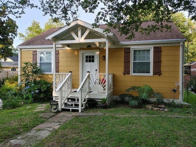 Charming Cottage in Park Circle — Modern U... - Charming Cottage in Park Circle — Modern U... House