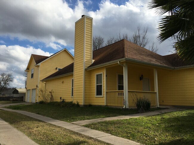 Building Photo - 2113 Thrasher Ln