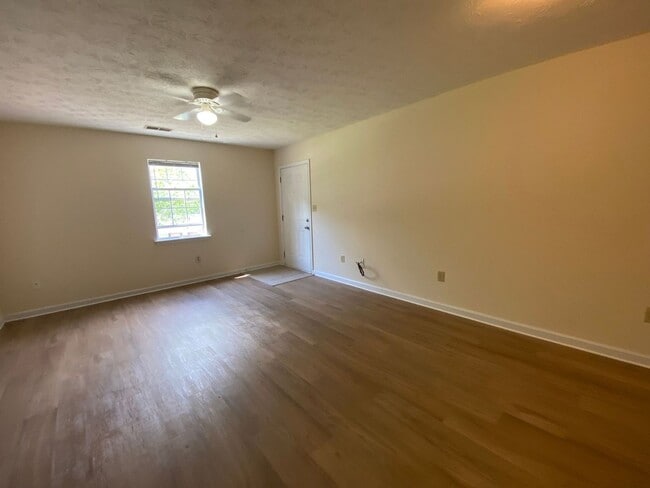 Building Photo - Pre-Leasing for August 7 2026!