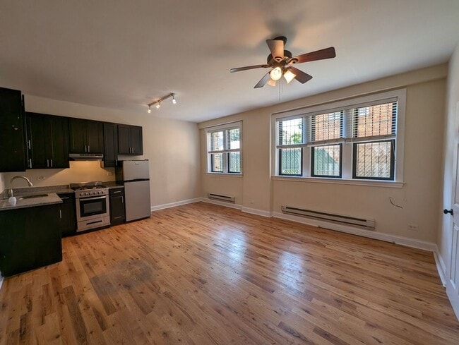 Building Photo - 4737 N Hermitage Ave