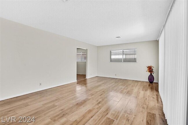 Foto del edificio - 102 Hollyhock Ln