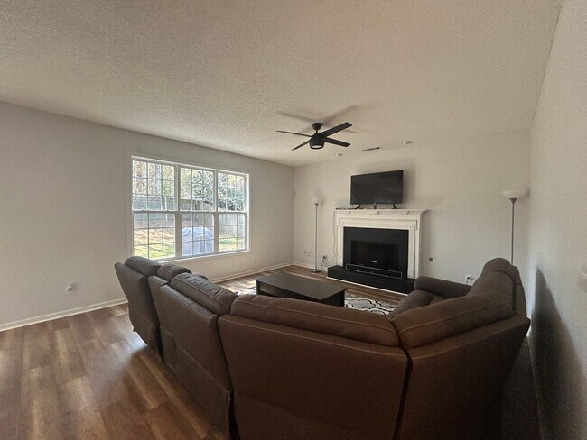 Building Photo - 560 Millbrook Village Dr