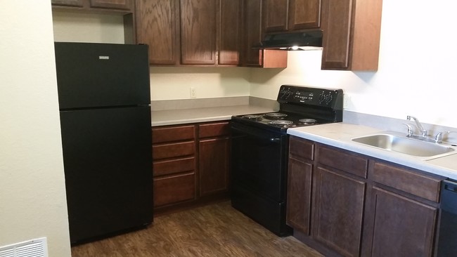 Cocina renovada de precio regular en apartamento de 3HAB - Sundance Dodge Apartments