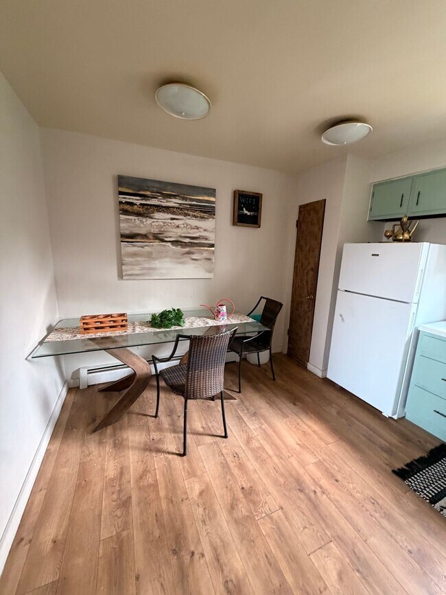 Building Photo - 421 E 15th St