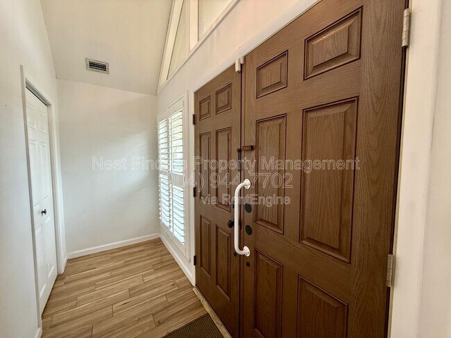 Foto del edificio - 7007 Holiday Hill Ct