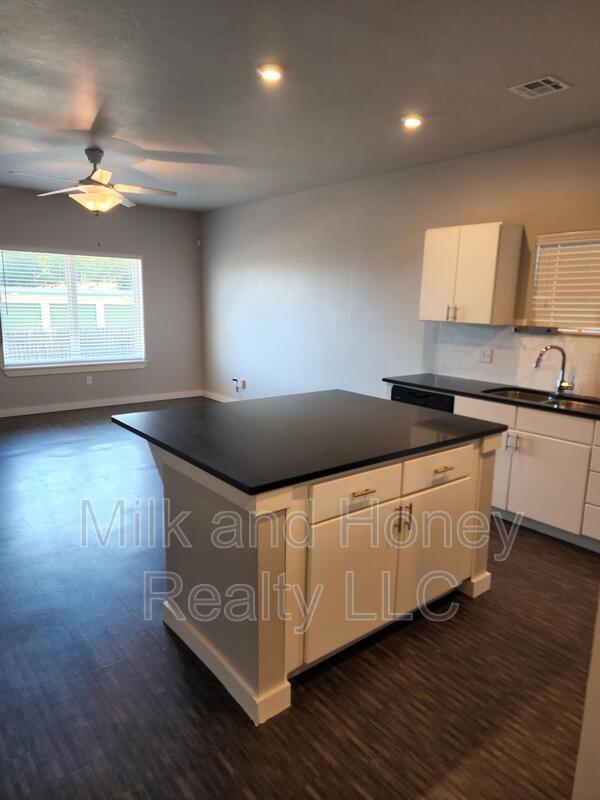 Foto del edificio - 605 NW 176th St