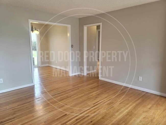 Foto del edificio - 1502 E Jump St