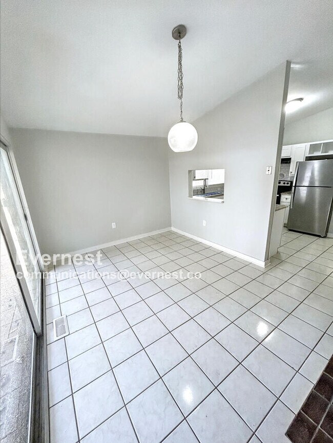 Building Photo - 3 Bed, 2 Bath Home with Garage / Pet-Friendly / Available Now!