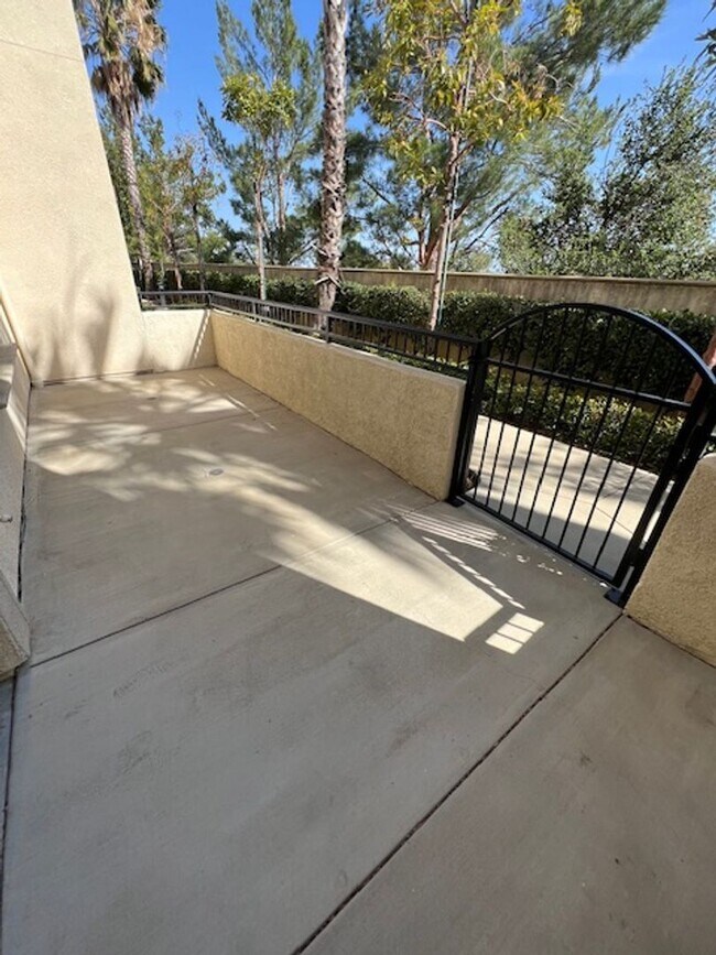Foto del edificio - Beautiful 2 Bedroom, 2 1/2 Bathroom Porter Ranch Townhome! Ready for Move In!