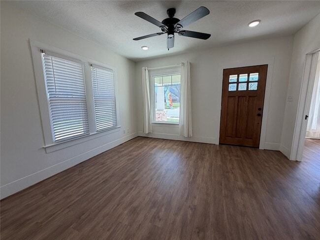 Building Photo - 402 W Third Street Unit