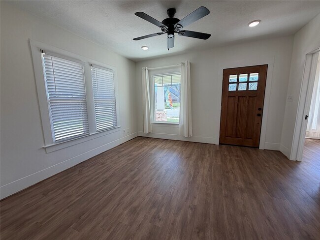 Foto del edificio - 402 W Third Street Unit