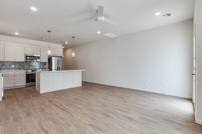 Building Photo - Urban living in Edmond