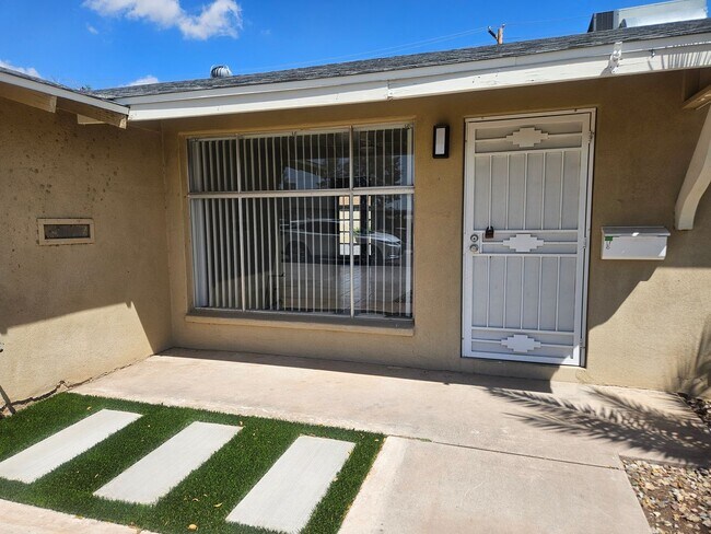 Building Photo - Scottsdale - 5 bedroom, 3 bath - Remodeled...
