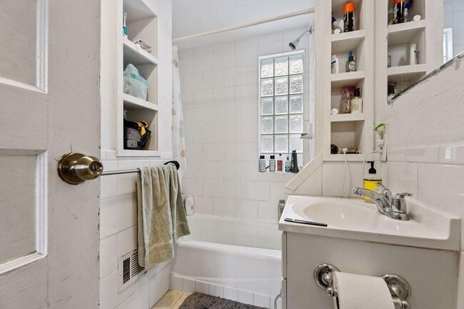 Building Photo - 6 bedroom 2 bathroom available June 2026