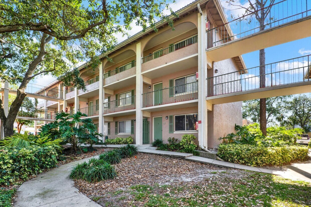 Foto principal - Newly Renovated ~ Ground Floor Condo in th...