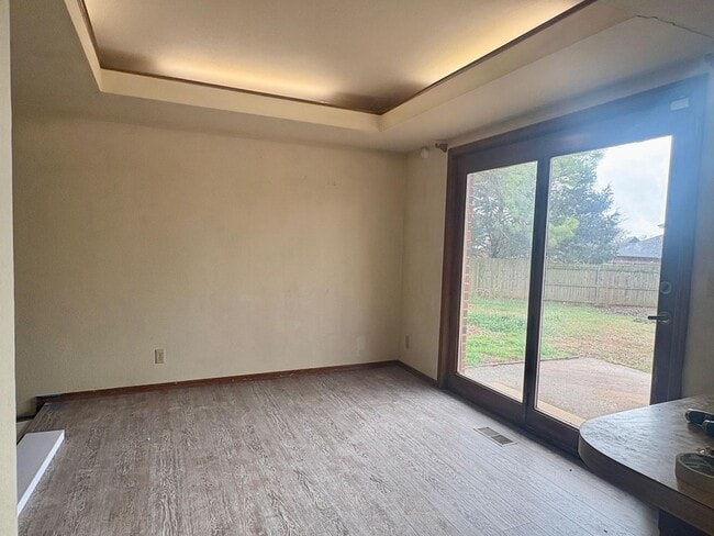 Building Photo - Three Bedroom Home in Norman