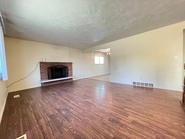 Building Photo - 4 Bedroom/3 Bathroom House in Midvale