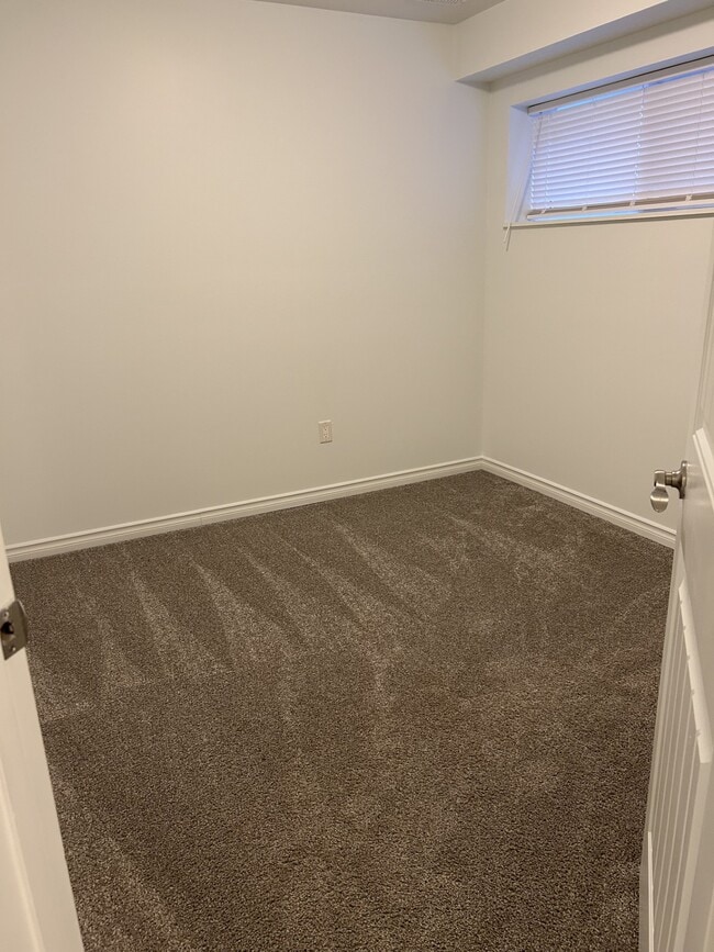 Building Photo - 11418-11462 62 St NW