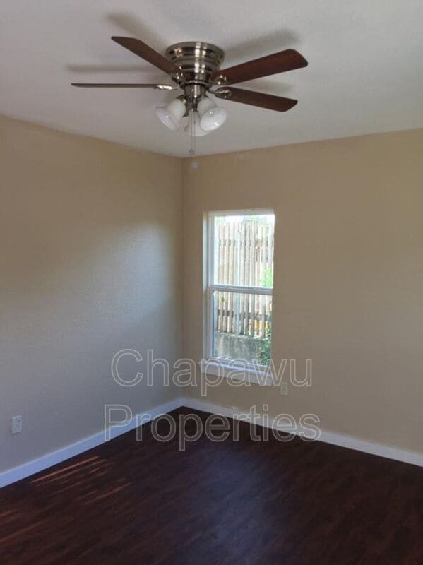 Building Photo - 710 Poinsettia