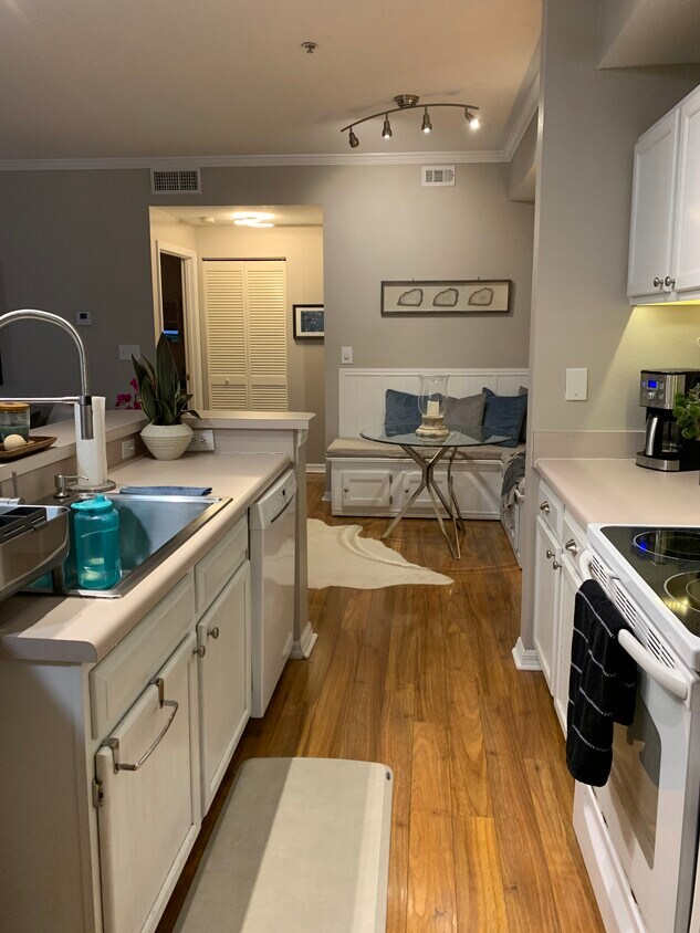 Kitchen & Dining Room - 5618 Pinnacle Heights Cir
