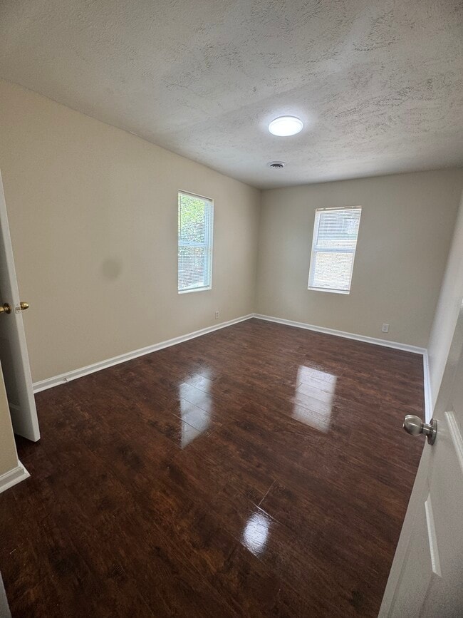 Building Photo - 525 Peach Orchard Dr