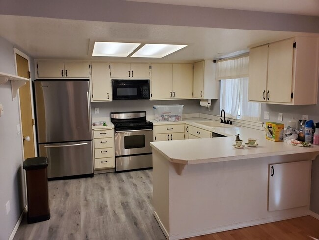 Building Photo - 3 Bedroom Rambler with fenced yard on a Cu...