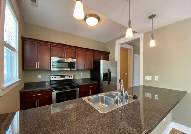 Building Photo - 425 E Hillside Dr