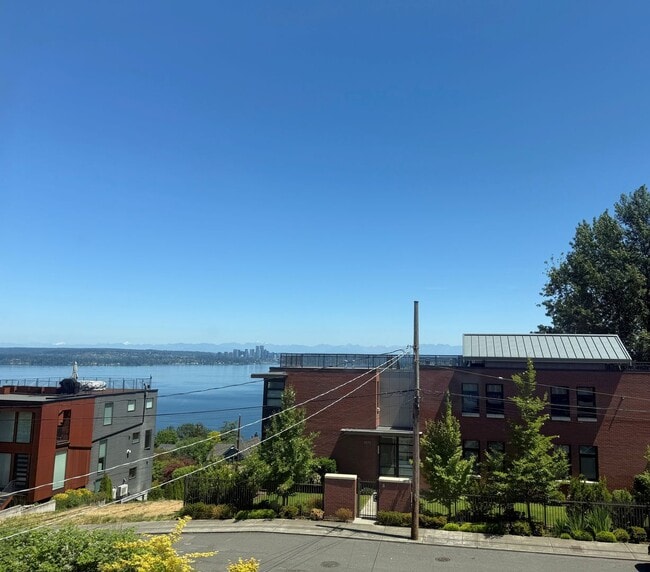 Building Photo - Stunning 5 bedroom Craftsman View Home in ...