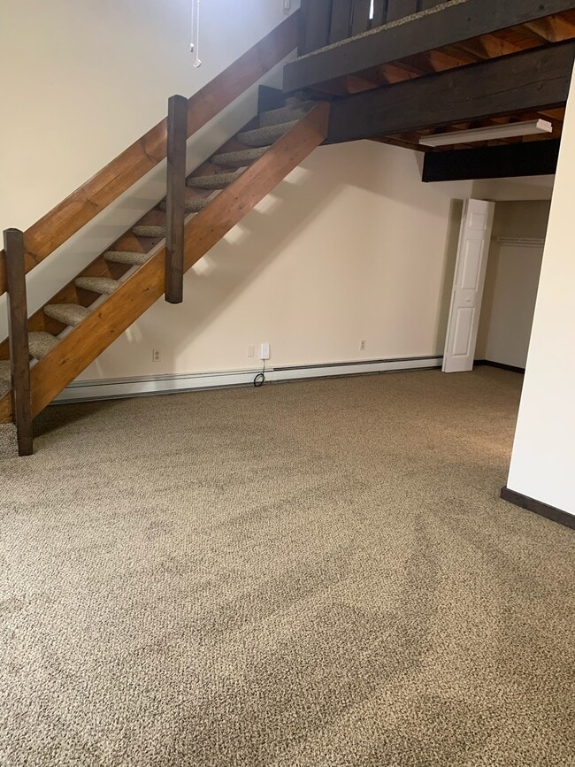 Building Photo - 1430 Maplecrest Dr