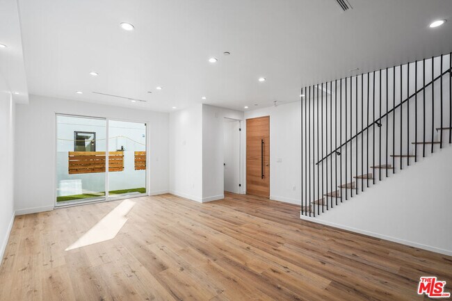 Foto del edificio - 839 N McCadden Pl