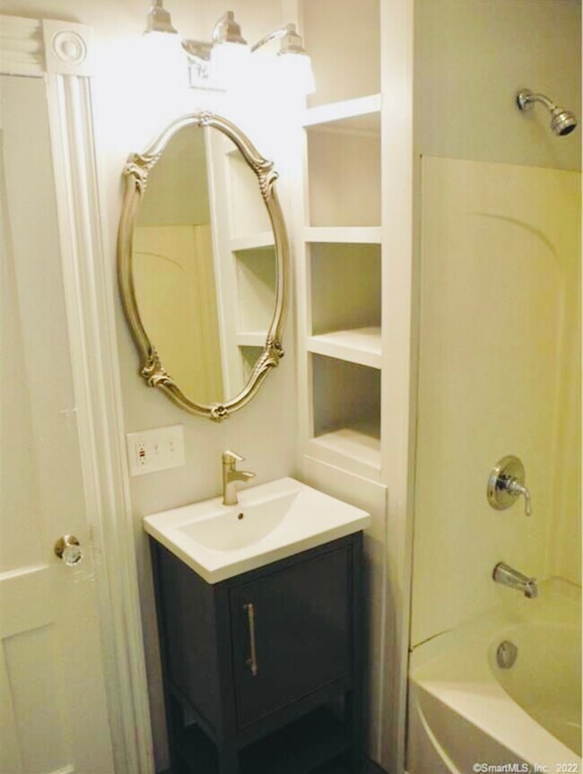 Building Photo - 302 Howe Ave