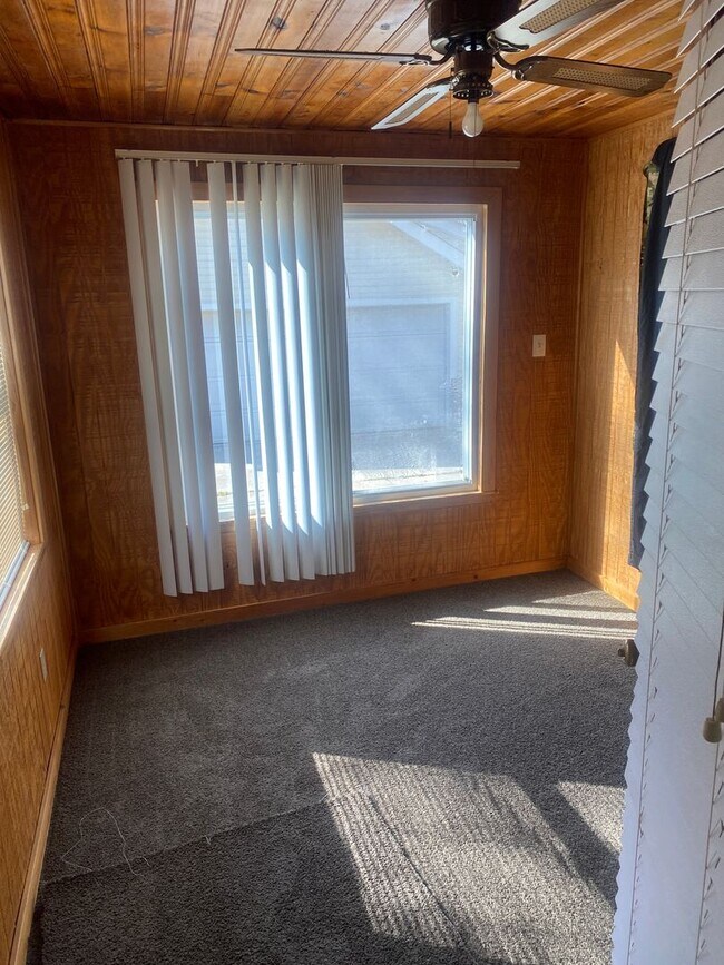 Foto del edificio - Three bedroom 1 bath bungalow with finished basement and 2 car garage