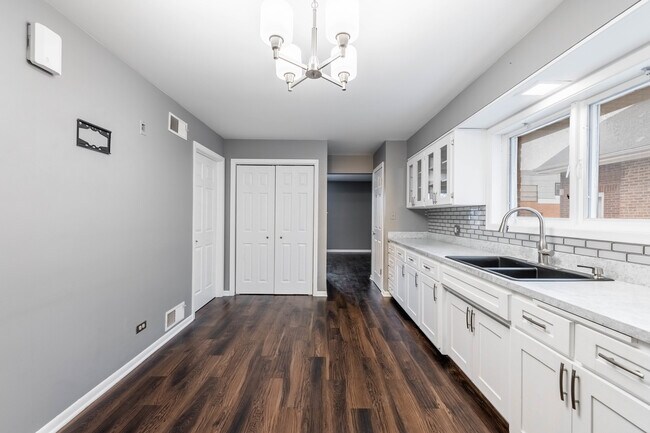 Building Photo - 3255 S 61st Ct