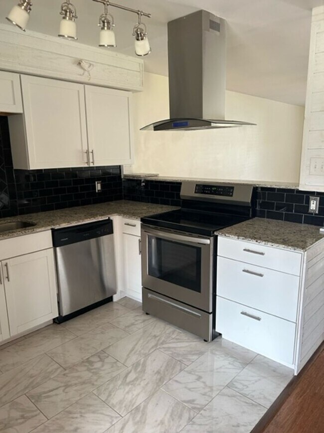Foto del edificio - ** ANNUAL 2/2 UNFURNISHED HOME IS AVAILABL...