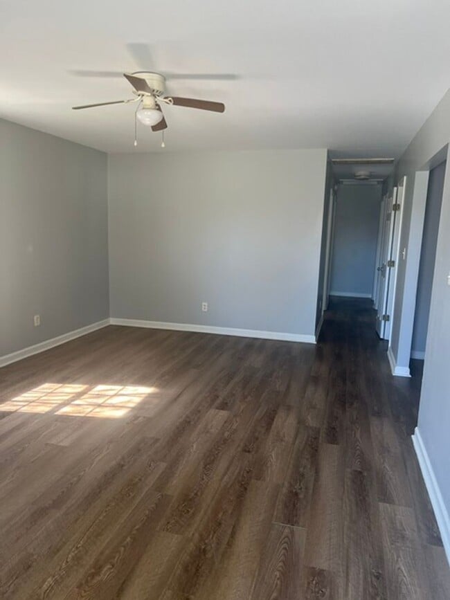 Building Photo - Cute Bungalow Convenient to Shopping & Restaurants!