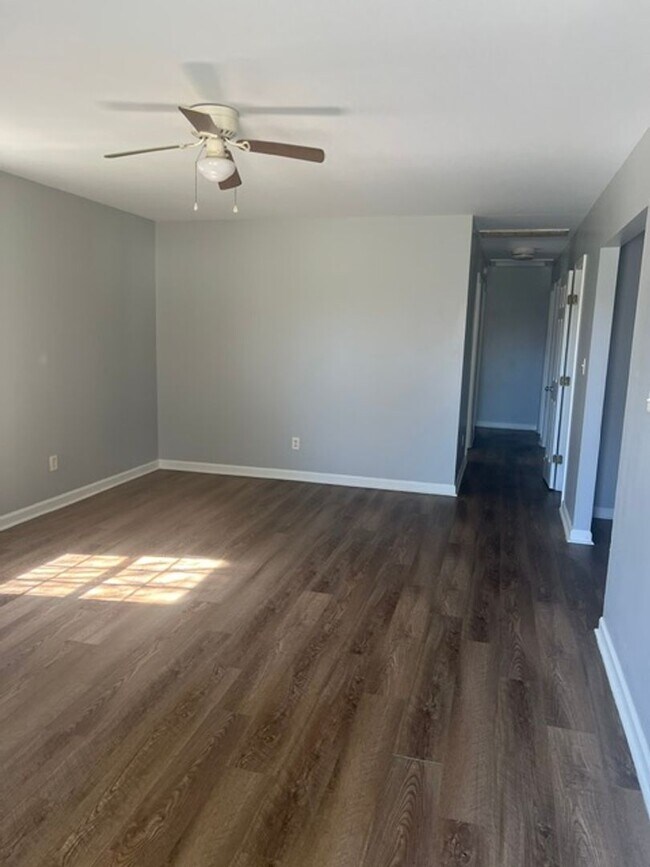 Foto del edificio - Cute Bungalow Convenient to Shopping & Restaurants!