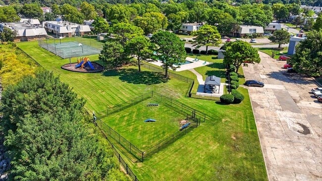 Foto del edificio - 6619 S Zunis Ave