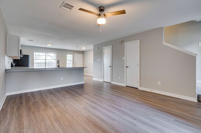 Building Photo - RIVER CROSSING ATX - 2BD/2.5BA - TOWNHOUSE...