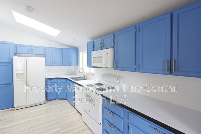 Building Photo - 15550 Rim Dr