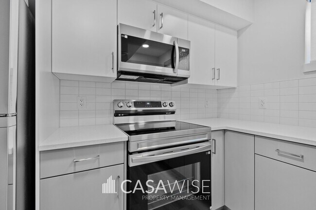 Building Photo - 10250 157 St NW