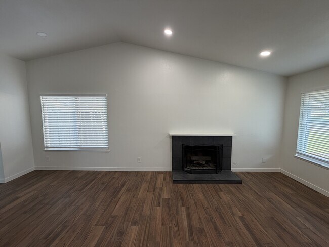 Building Photo - 1312 E Cottonwood St